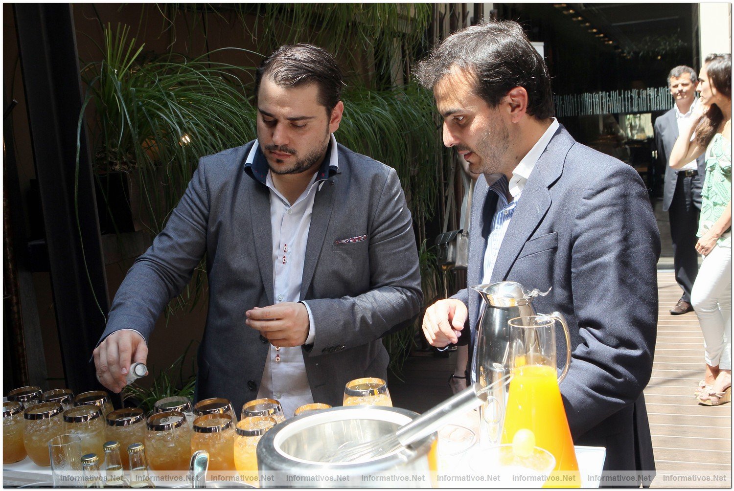 BCN19JUL012.- El coctelero Héctor Henche y The Macallan crean tres cócteles exclusivos para Perelada. Héctor Henche (Fizz Bartenders) y Fran Hdez. González (The Macallan Brand Ambassador) preparando el cóctel "Don Giovanni"