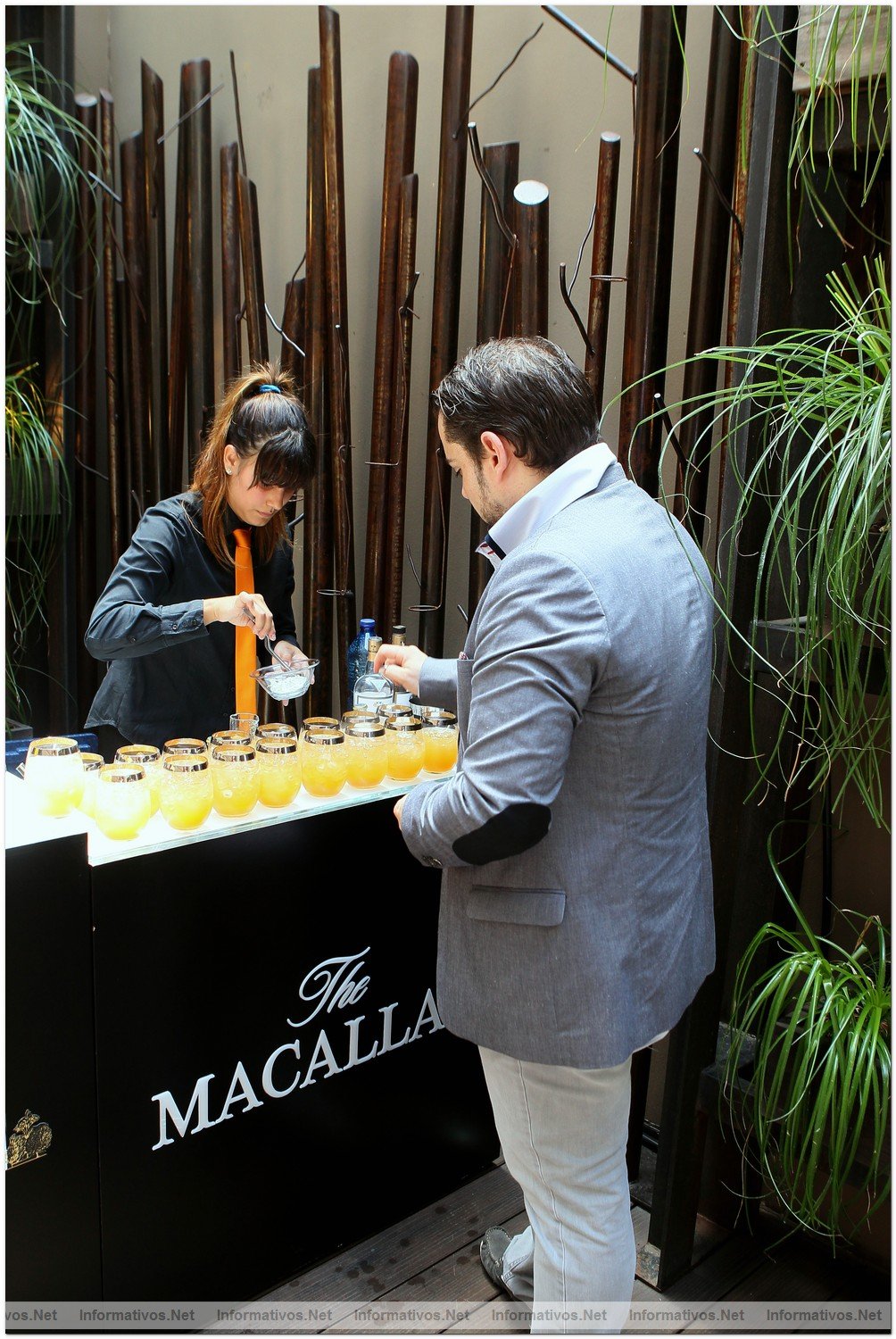 BCN19JUL012.- El coctelero Héctor Henche y The Macallan crean tres cócteles exclusivos para Perelada. Héctor Henche (Fizz Bartenders) preparando el cóctel “Don Giovanni” 