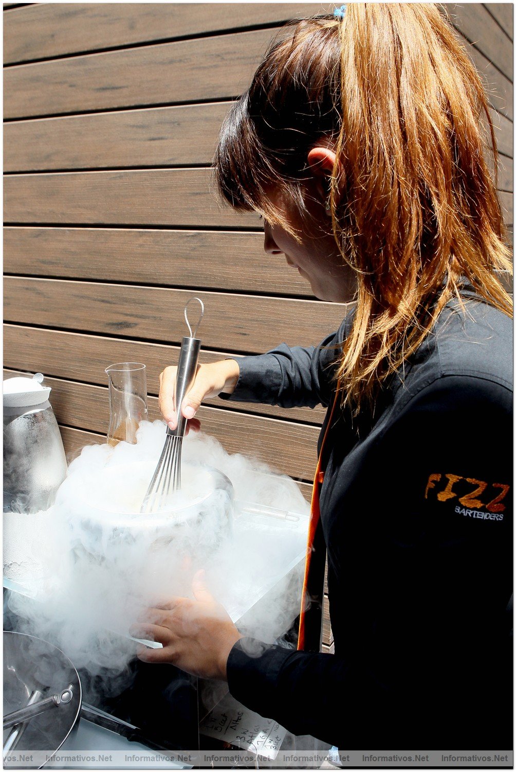 BCN19JUL012.- El coctelero Héctor Henche y The Macallan crean tres cócteles exclusivos para Perelada. Preparando el cóctel "Frozen Broadway"