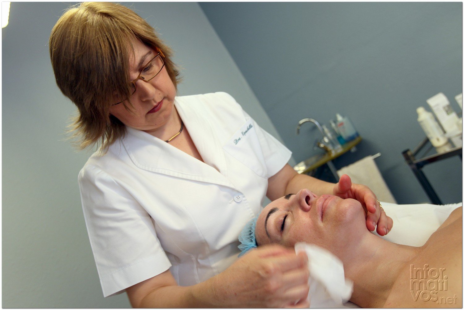 BCN24JUL012.- Tratamiento de Estimulación del colágeno facial en la consulta de la Dra. Nuria Espaulella. Limpieza facial