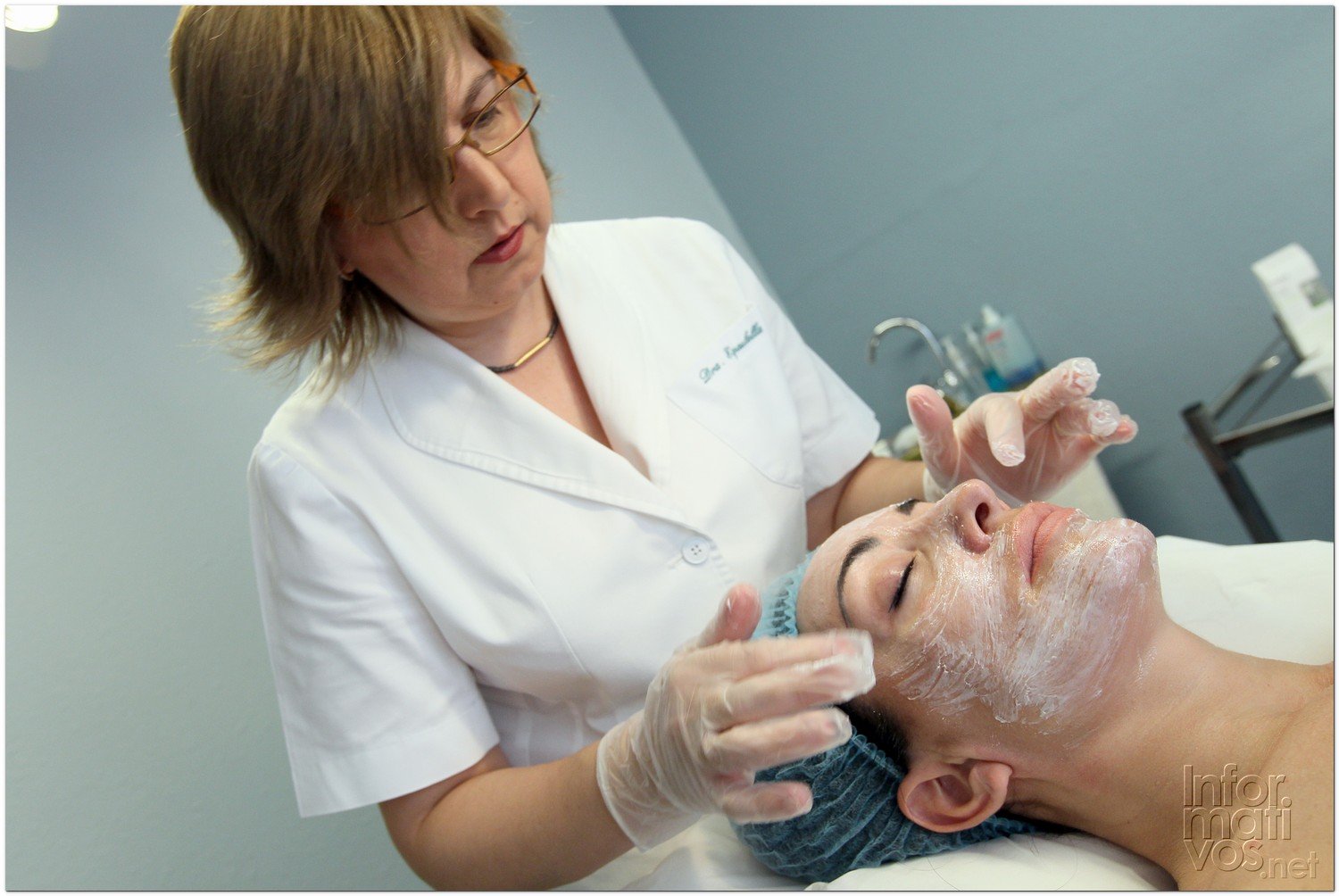 BCN24JUL012.- Tratamiento de Estimulación del colágeno facial en la consulta de la Dra. Nuria Espaulella. Aplicación de una crema anestésica de uso tópico