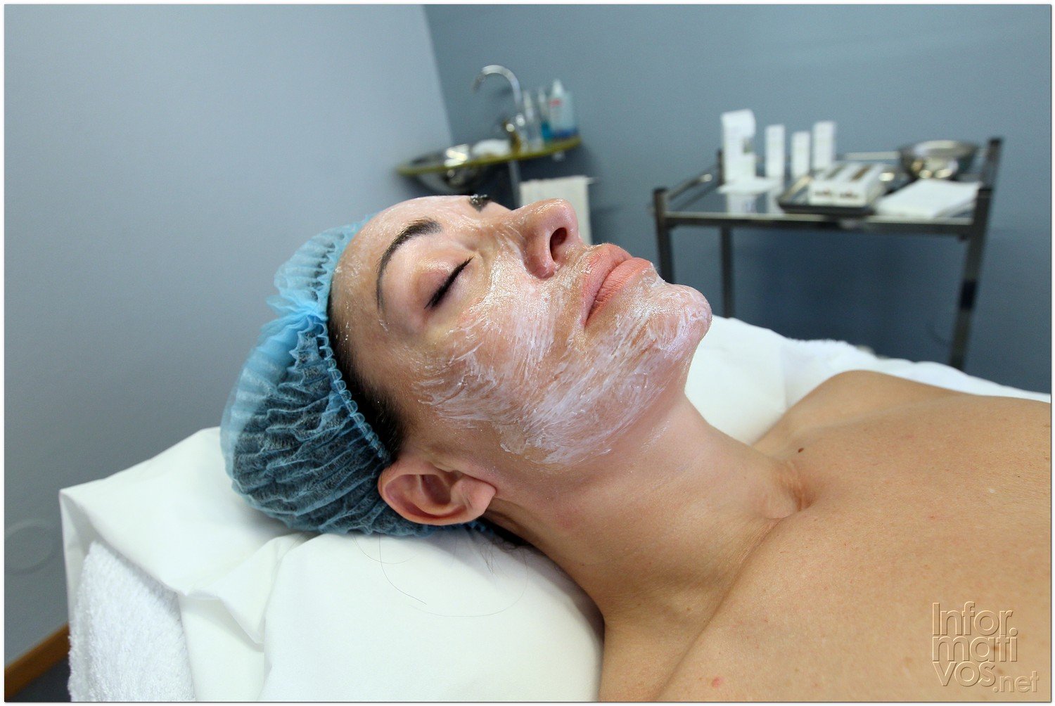 BCN24JUL012.- Tratamiento de Estimulación del colágeno facial en la consulta de la Dra. Nuria Espaulella. Aplicación de una crema anestésica de uso tópico