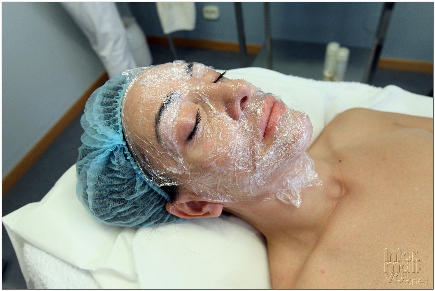 BCN24JUL012.- Tratamiento de Estimulación del colágeno facial en la consulta de la Dra. Nuria Espaulella. Aplicación de una crema anestésica de uso tópico