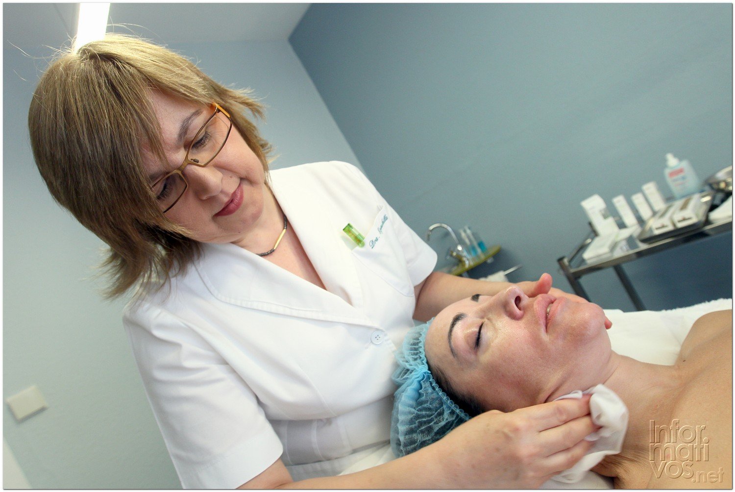 BCN24JUL012.- Tratamiento de Estimulación del colágeno facial en la consulta de la Dra. Nuria Espaulella. Eliminación de la crema anestésica de la cara