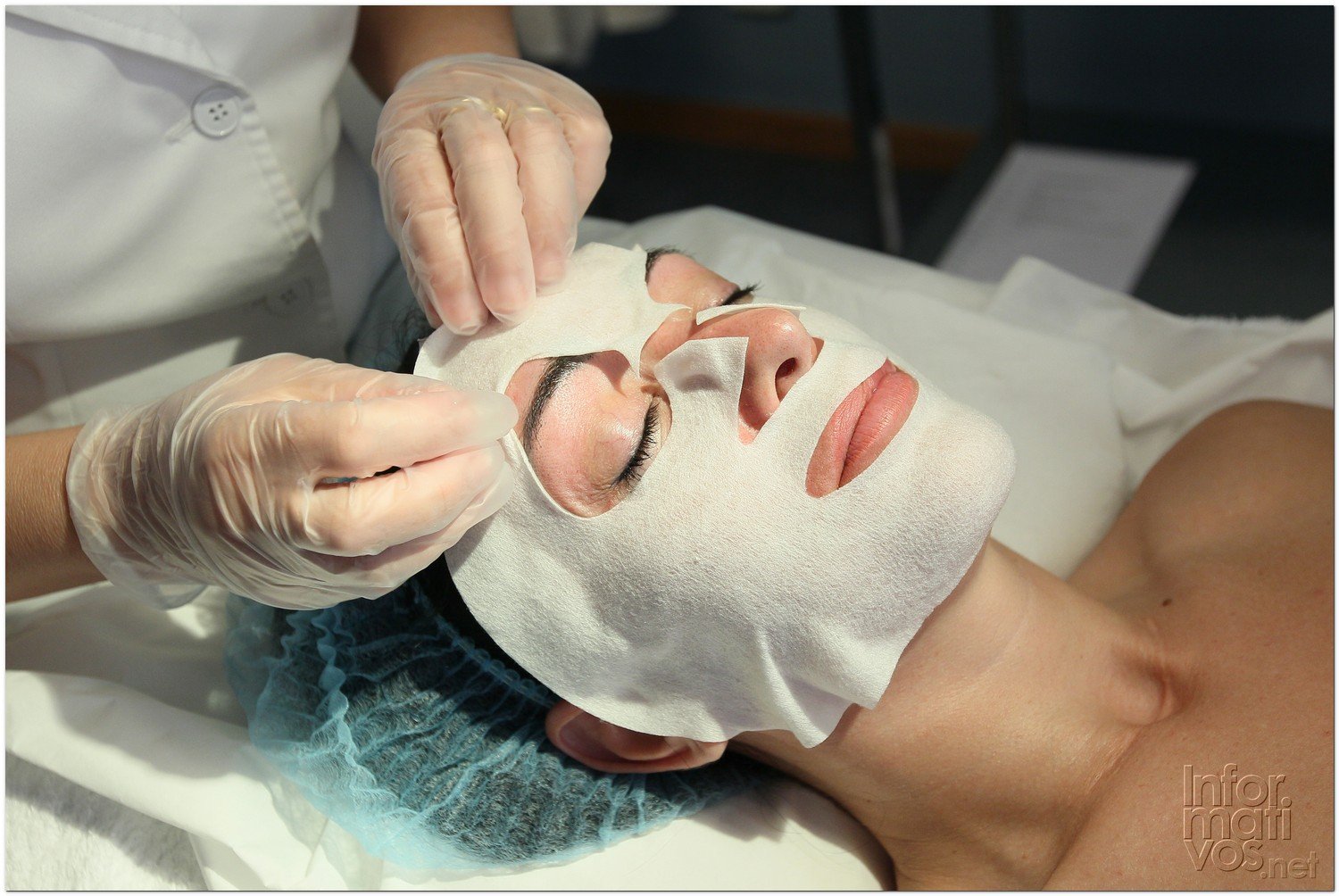 BCN24JUL012.- Tratamiento de Estimulación del colágeno facial en la consulta de la Dra. Nuria Espaulella. Aplicación de una mascarilla de alginato activada con agua termal para hidratar la piel 