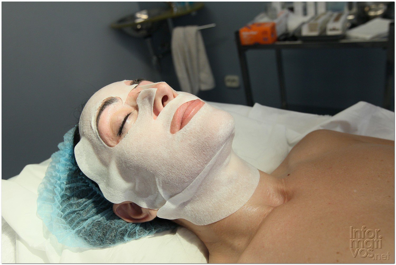 BCN24JUL012.- Tratamiento de Estimulación del colágeno facial en la consulta de la Dra. Nuria Espaulella. Aplicación de una mascarilla de alginato activada con agua termal para hidratar la piel 