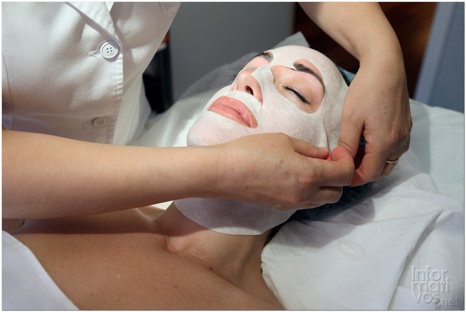 BCN24JUL012.- Tratamiento de Estimulación del colágeno facial en la consulta de la Dra. Nuria Espaulella. Aplicación de una mascarilla de alginato activada con agua termal para hidratar la piel 
