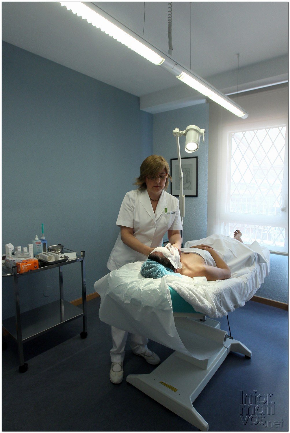 BCN24JUL012.- Tratamiento de Estimulación del colágeno facial en la consulta de la Dra. Nuria Espaulella. Aplicación de una mascarilla de alginato activada con agua termal para hidratar la piel 