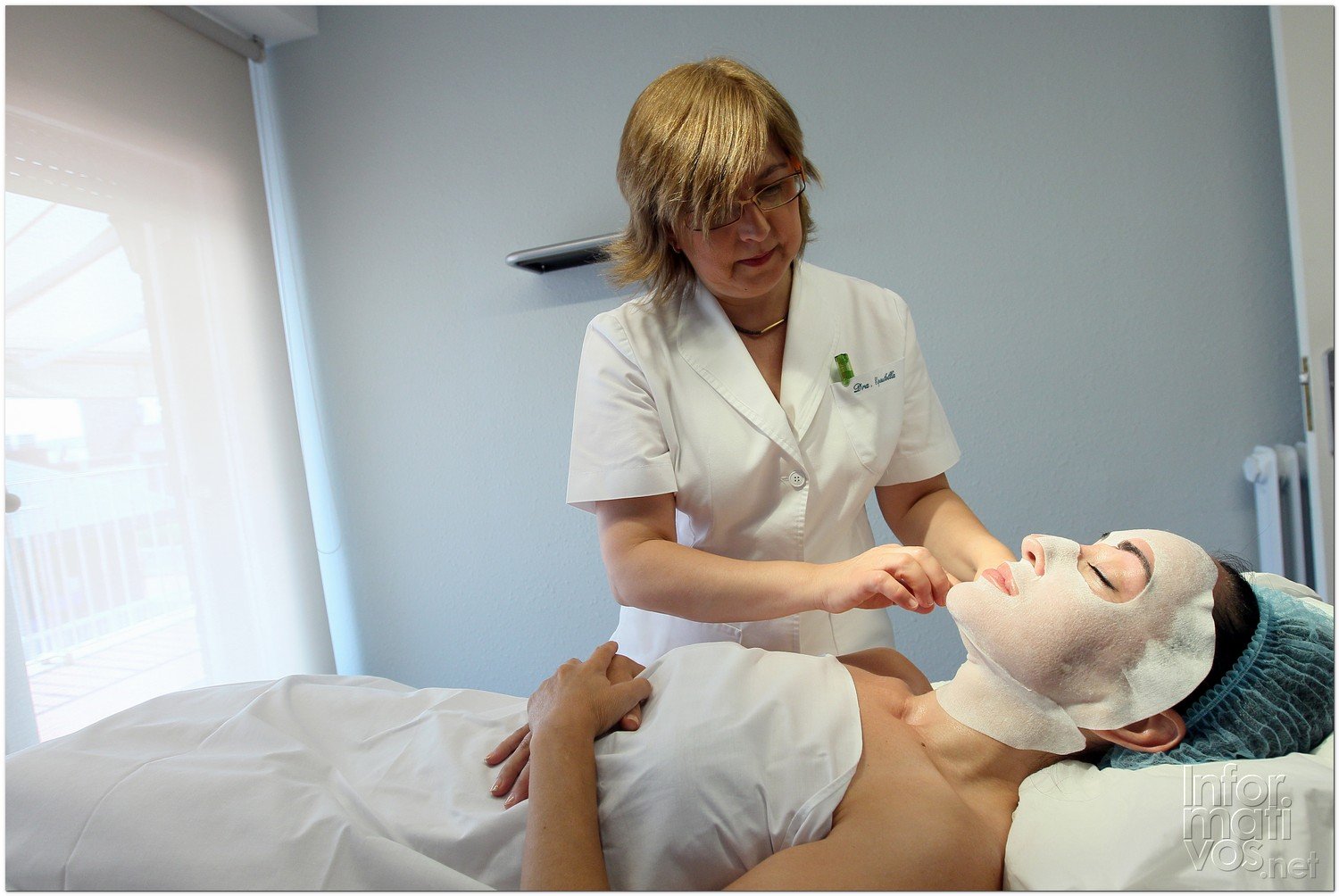 BCN24JUL012.- Tratamiento de Estimulación del colágeno facial en la consulta de la Dra. Nuria Espaulella. Aplicación de una mascarilla de alginato activada con agua termal para hidratar la piel 