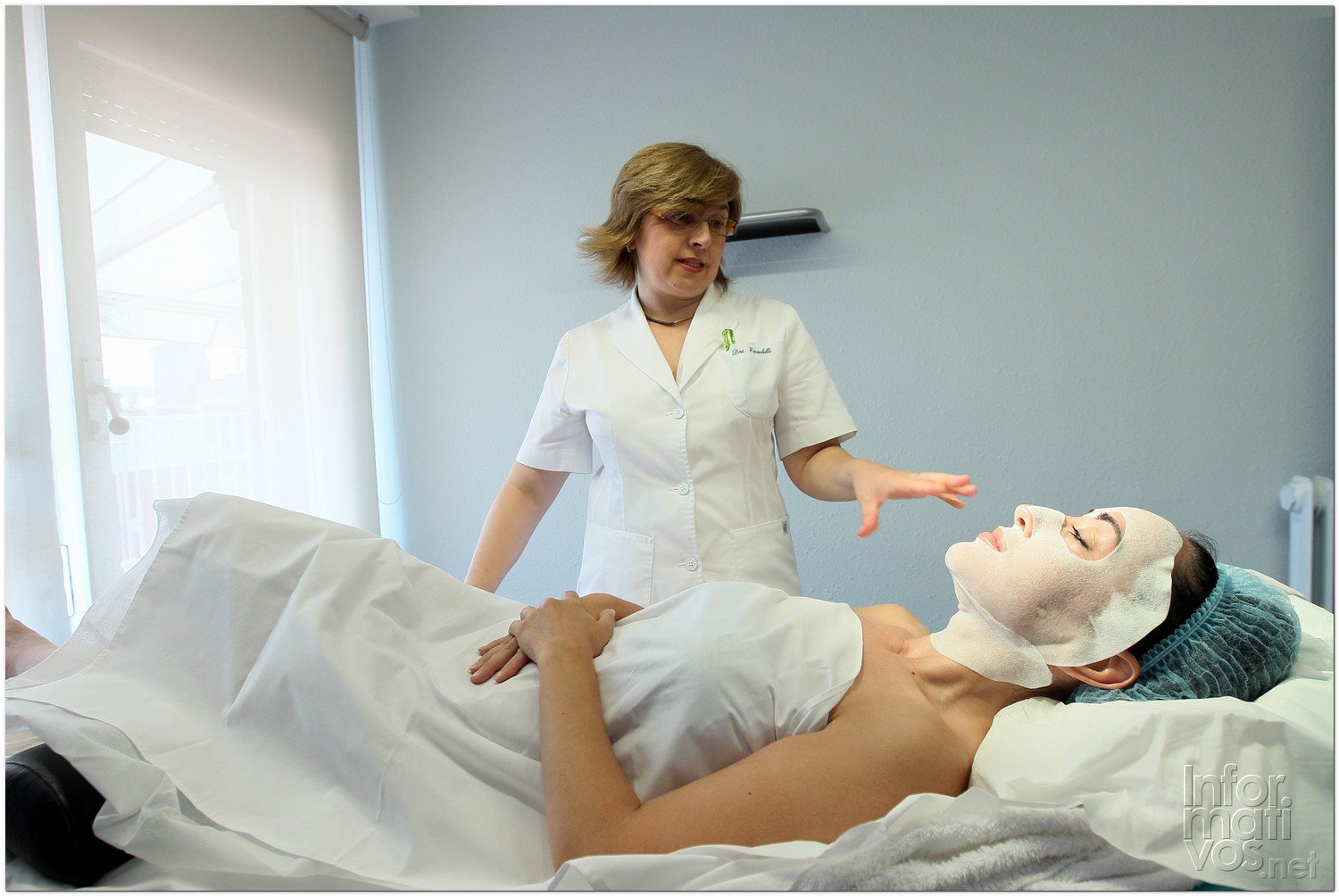 BCN24JUL012.- Tratamiento de Estimulación del colágeno facial en la consulta de la Dra. Nuria Espaulella. Aplicación de una mascarilla de alginato activada con agua termal para hidratar la piel 