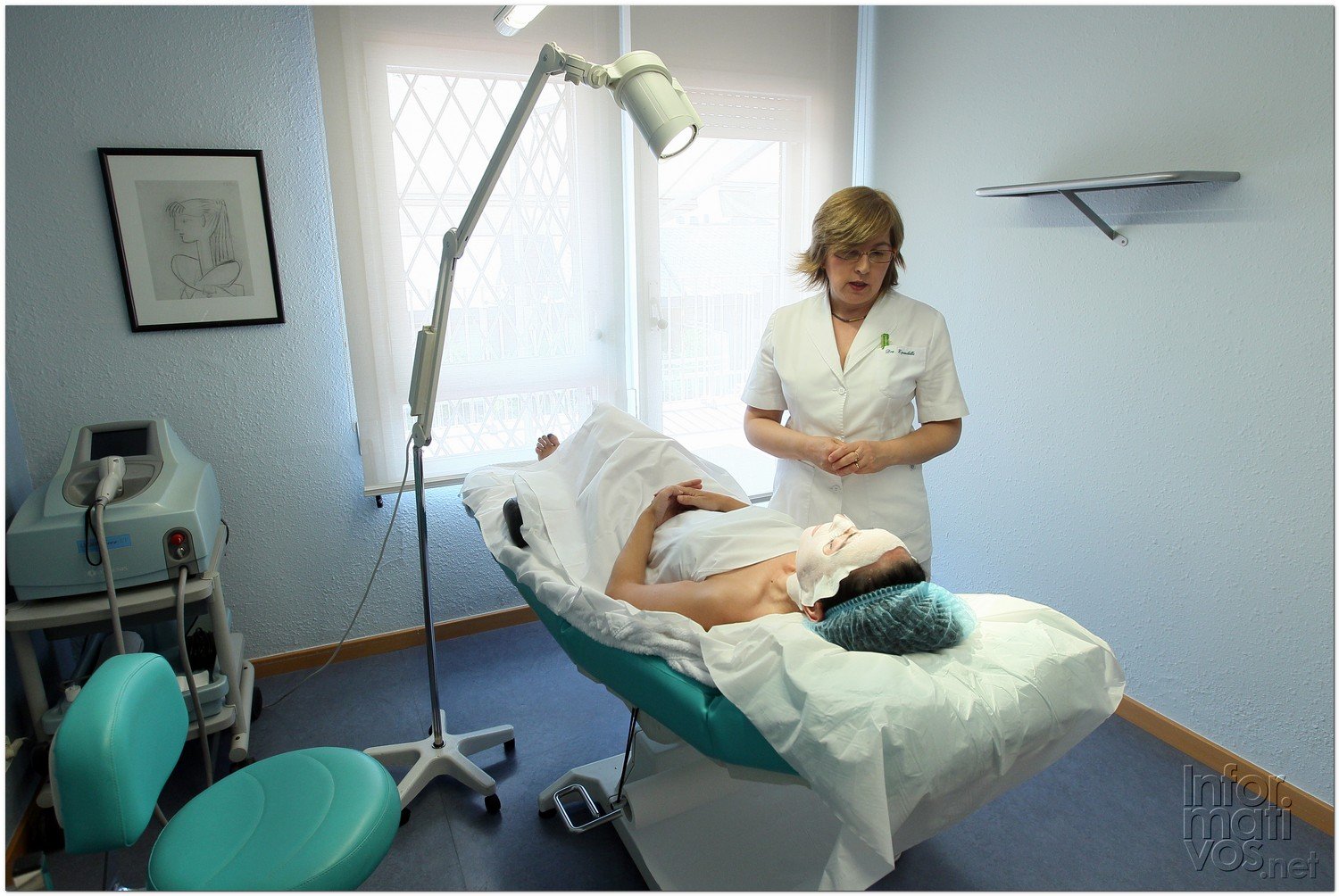 BCN24JUL012.- Tratamiento de Estimulación del colágeno facial en la consulta de la Dra. Nuria Espaulella. Aplicación de una mascarilla de alginato activada con agua termal para hidratar la piel 