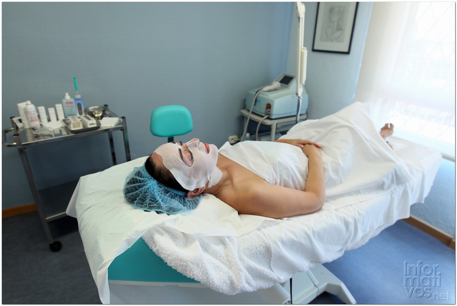 BCN24JUL012.- Tratamiento de Estimulación del colágeno facial en la consulta de la Dra. Nuria Espaulella. Aplicación de una mascarilla de alginato activada con agua termal para hidratar la piel 