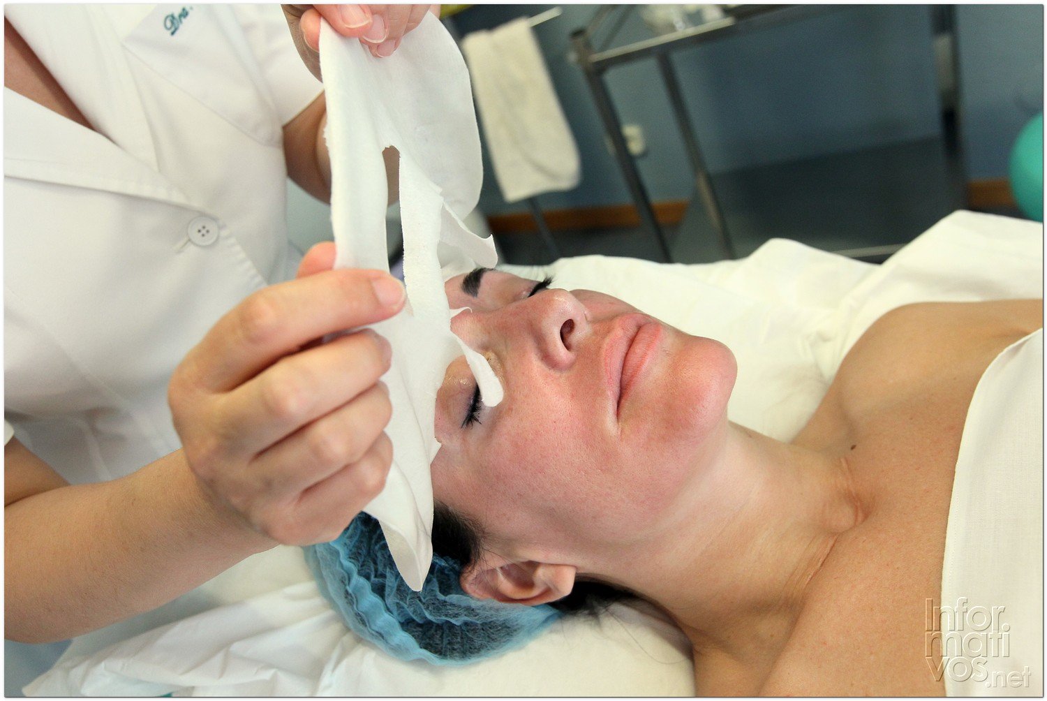 BCN24JUL012.- Tratamiento de Estimulación del colágeno facial en la consulta de la Dra. Nuria Espaulella. Retirada de la mascarilla de alginato.