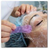 :: Pulse para Ampliar :: BCN24JUL012.- Tratamiento de Estimulación del colágeno facial en la consulta de la Dra. Nuria Espaulella. Aplicación de una crema anestésica de uso tópico
