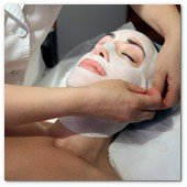 :: Pulse para Ampliar :: BCN24JUL012.- Tratamiento de Estimulación del colágeno facial en la consulta de la Dra. Nuria Espaulella. Aplicación de una mascarilla de alginato activada con agua termal para hidratar la piel 