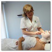 :: Pulse para Ampliar :: BCN24JUL012.- Tratamiento de Estimulación del colágeno facial en la consulta de la Dra. Nuria Espaulella. Aplicación de una mascarilla de alginato activada con agua termal para hidratar la piel 