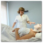 :: Pulse para Ampliar :: BCN24JUL012.- Tratamiento de Estimulación del colágeno facial en la consulta de la Dra. Nuria Espaulella. Aplicación de una mascarilla de alginato activada con agua termal para hidratar la piel 