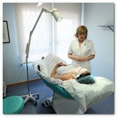 :: Pulse para Ampliar :: BCN24JUL012.- Tratamiento de Estimulación del colágeno facial en la consulta de la Dra. Nuria Espaulella. Aplicación de una mascarilla de alginato activada con agua termal para hidratar la piel 