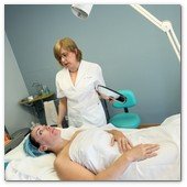 :: Pulse para Ampliar :: BCN24JUL012.- Tratamiento de Estimulación del colágeno facial en la consulta de la Dra. Nuria Espaulella. Valoración de los resultados