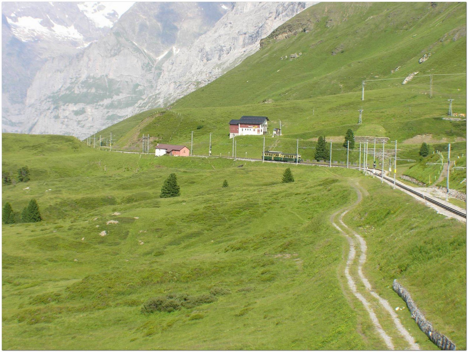 El pequeño tren de Jungfrau - Suiza en una de las partes más bajas de su recorrido