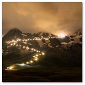 :: Pulse para Ampliar :: The Jungfrau Railway was one hundred years old on 1 August 2012. To celebrate the centenary, 48 flares were lit on the north walls of the Eiger and Mšnch showing the route of the historic railway through the two mountains