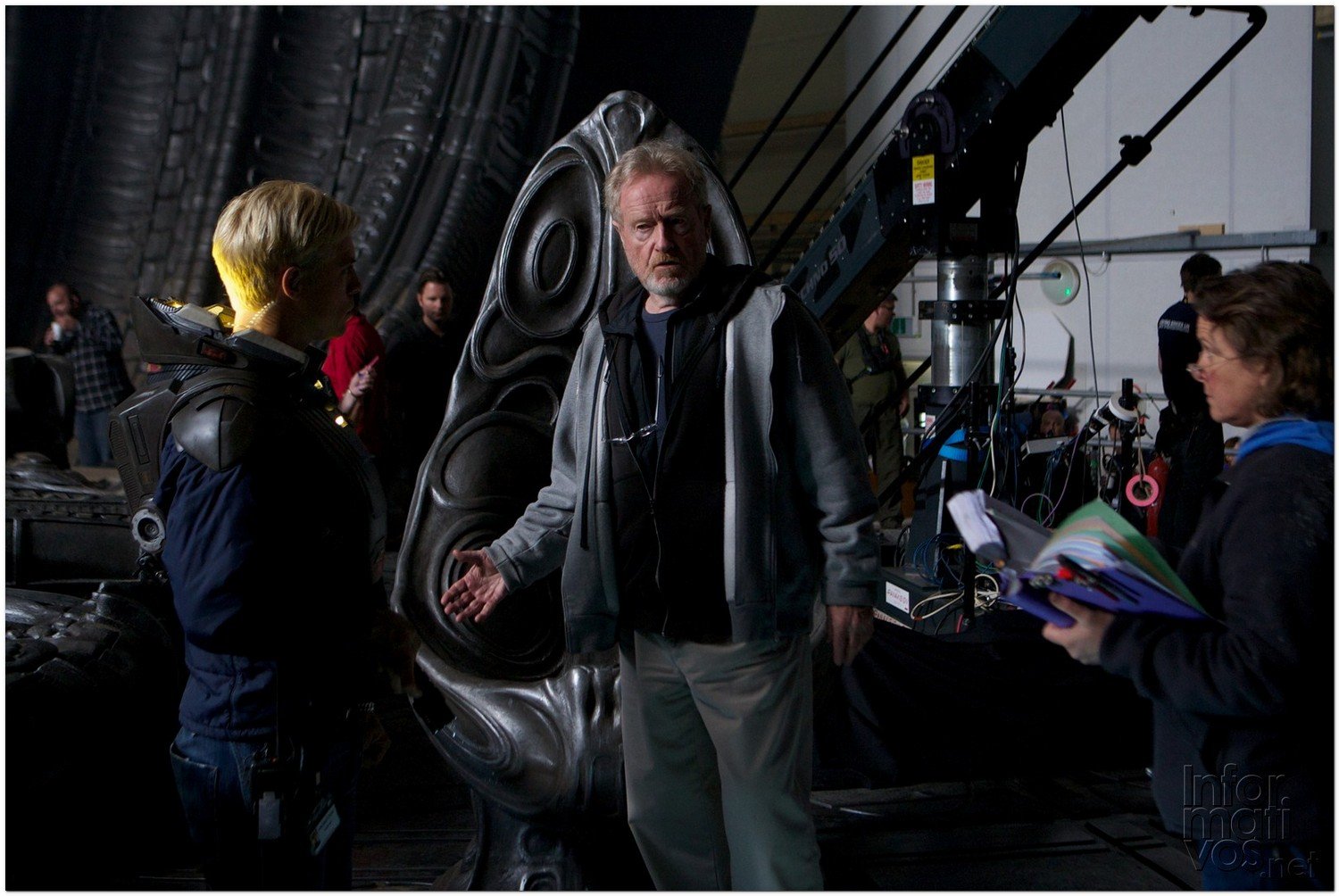 Imagen de 'Prometheus' donde un equipo de exploradores descubre una pista sobre los orígenes del hombre en la Tierra