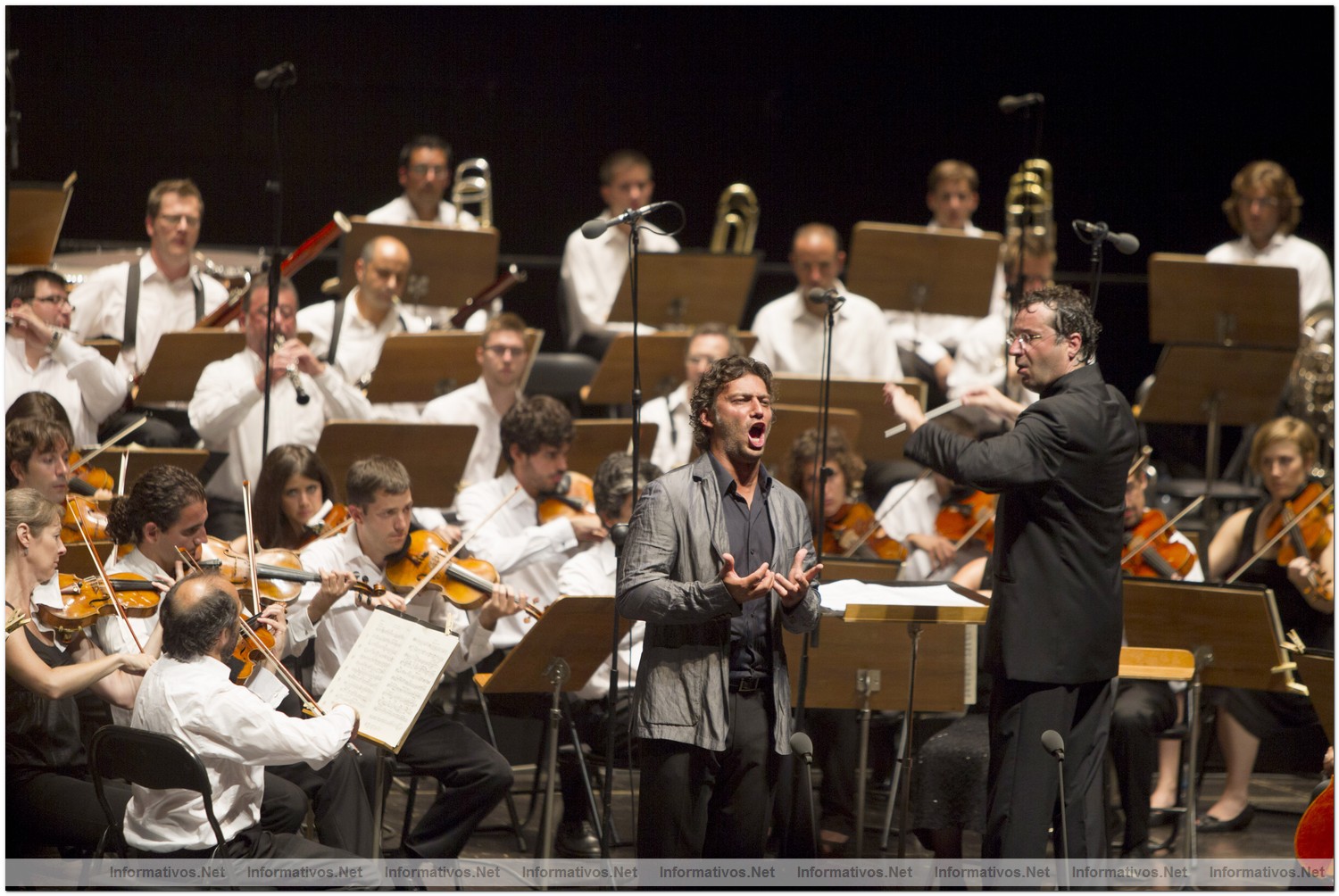 22AGO012.- Recital Lírico Jonas Kaufmann - Festival Castell de Peralada; Auditorio Parque del Castillo: el tenor Jonas Kaufmann acompañado por la Orquesta de Cadaqués dirigida por Jochen Rieder. Sus cinco bises dan idea del éxito de su interpretación
