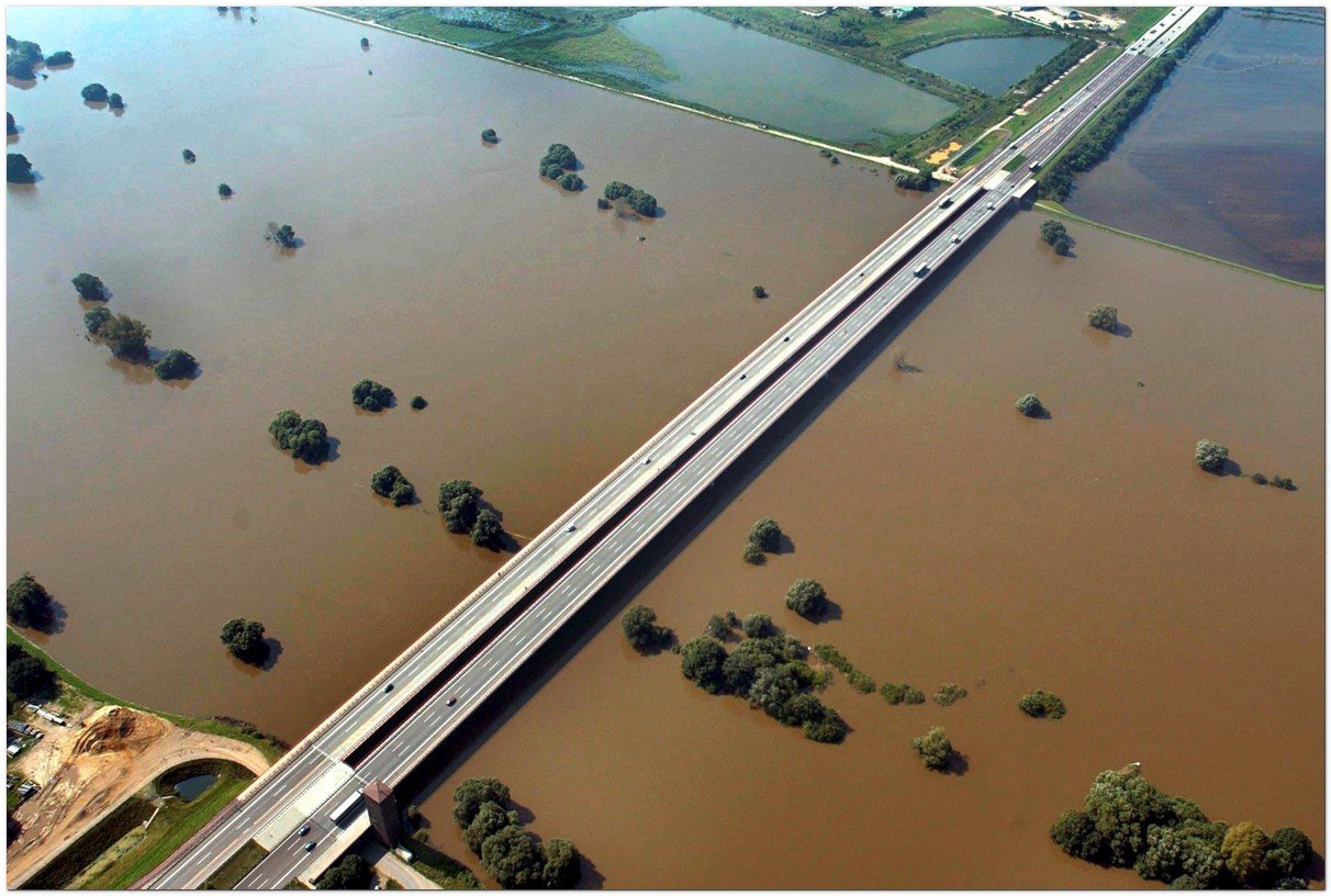 An aerial view taken from a helicopter shows the Elbe Bridge of the motorway A9 near Dessau, August 20, 2002. Even though levels of the Rivers Elbe and Mulde are sinking, water running down the floodplains endangers Woerlitz and the A9. 