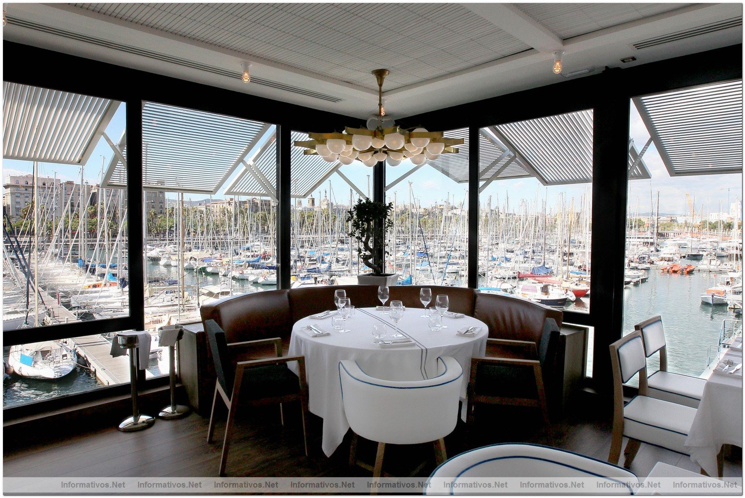 BCNSEP2012.- Restaurante Maritim, junto al Real Club Naútico de Barcelona. Panorámica del Restaurante interior