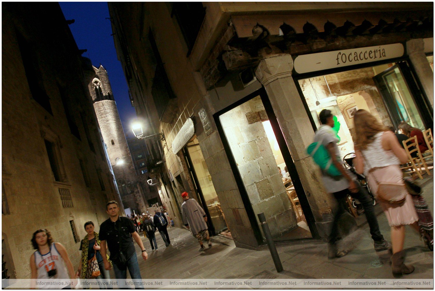 BCN06OCT012.- Acceso a la Plaza del Rey, al fondo, en el corazón del barrio gótico de Barcelona