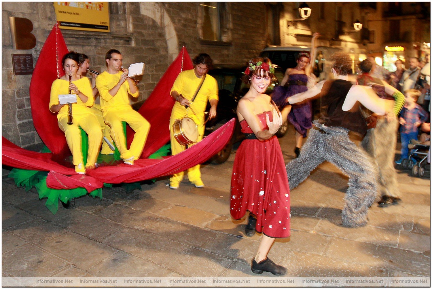 BCN06OCT012.- Desfile Colors al Gotic: momentos antes del inicio del desfile en el Museo de Historia de la Ciudad de Barcelona en la Plaza del Rey