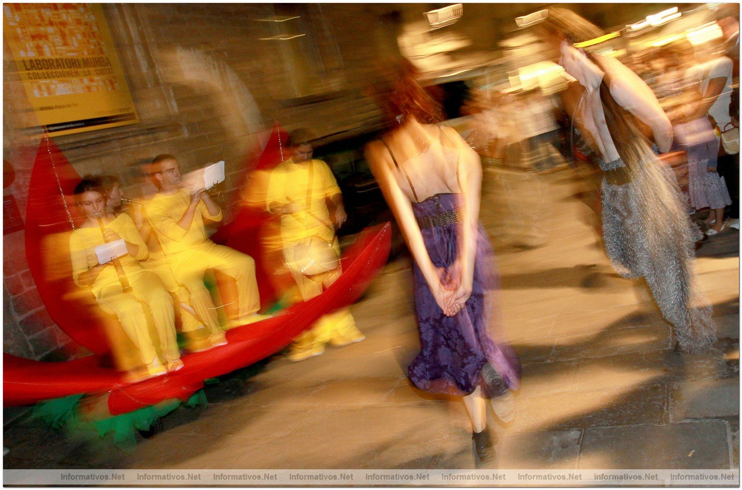 BCN06OCT012.- Desfile Colors al Gotic: momentos antes del inicio del desfile en el Museo de Historia de la Ciudad de Barcelona en la Plaza del Rey
