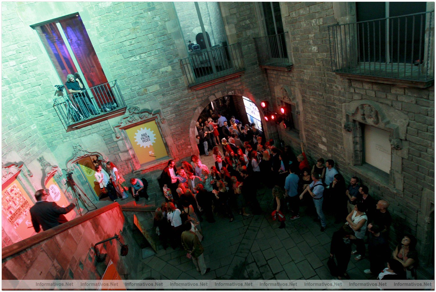 BCN06OCT012.- Desfile Colors al Gotic: momentos antes del inicio del desfile en el Museo de Historia de la Ciudad de Barcelona en la Plaza del Rey
