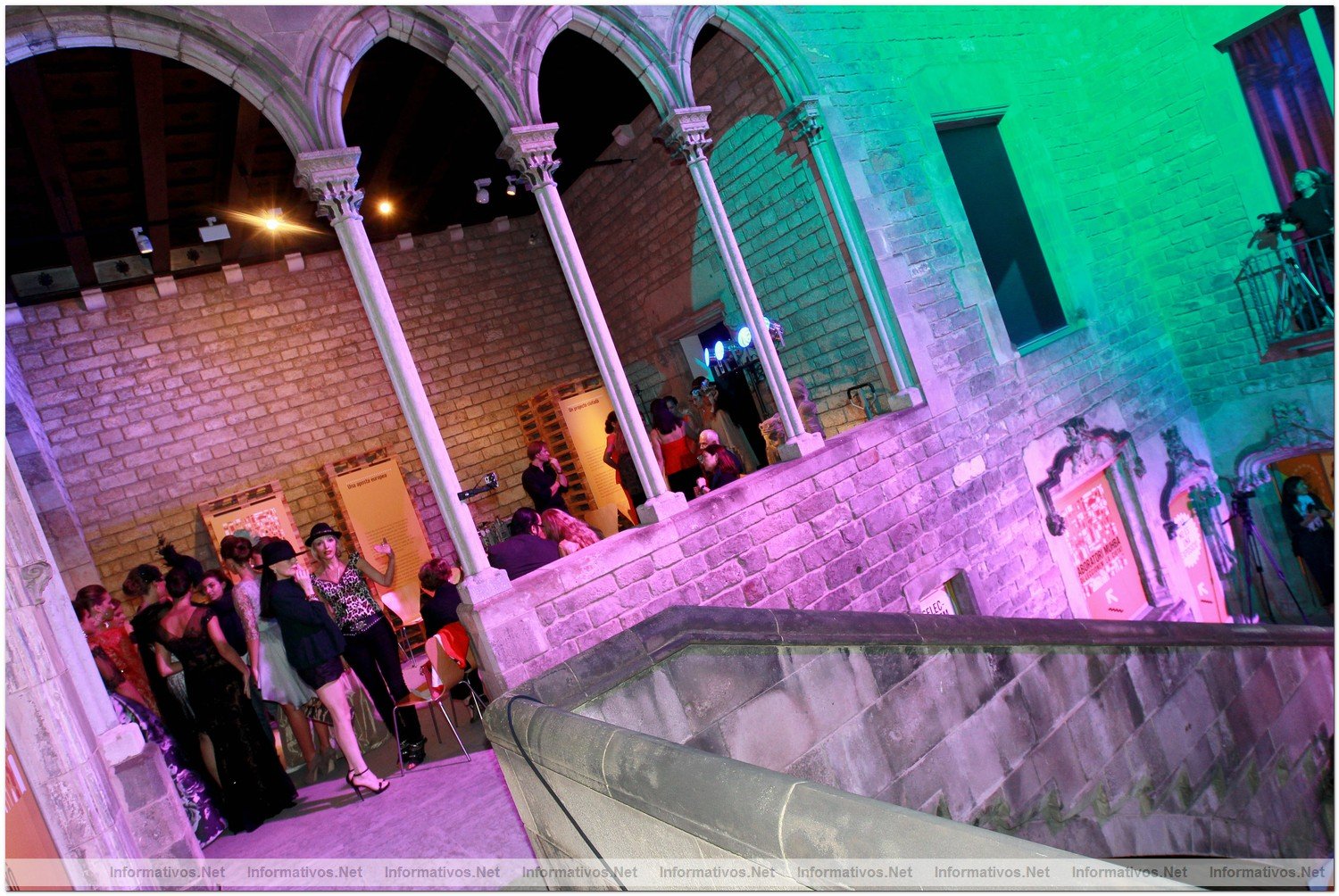 BCN06OCT012.- Desfile Colors al Gotic: momentos antes del inicio del desfile en el Museo de Historia de la Ciudad de Barcelona en la Plaza del Rey