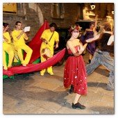 :: Pulse para Ampliar :: BCN06OCT012.- Desfile Colors al Gotic: momentos antes del inicio del desfile en el Museo de Historia de la Ciudad de Barcelona en la Plaza del Rey