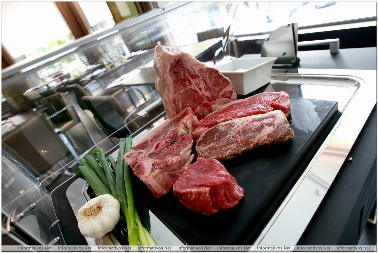 BCN11OCT012.- El “Cru Restaurant & Steakhouse” del Renaissance apuesta por la Black Angus de Arkansas