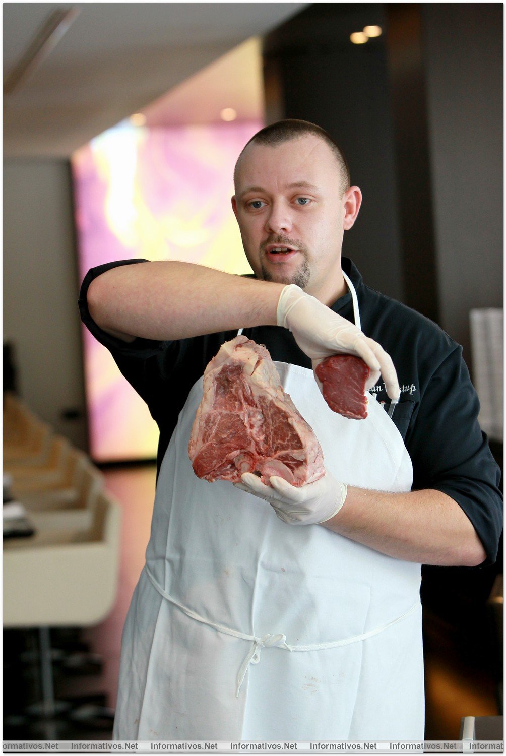 BCN11OCT012.- El “Cru Restaurant & Steakhouse” del Renaissance apuesta por la Black Angus de Arkansas. Stefan Wystup, chef