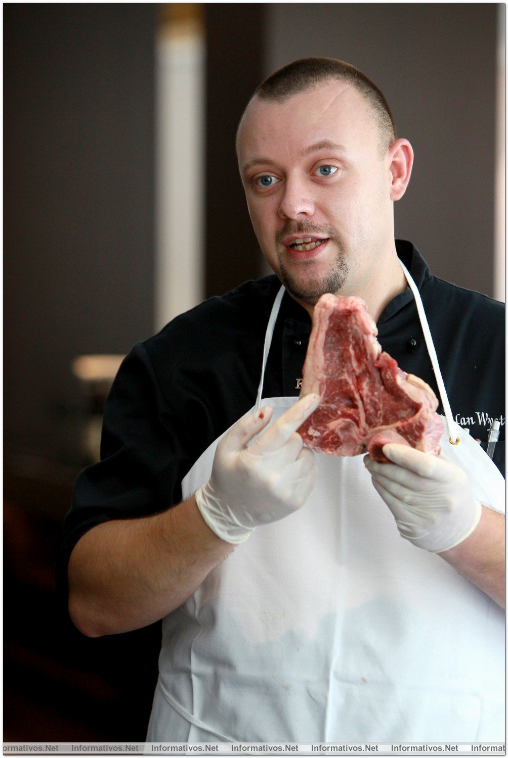 BCN11OCT012.- El “Cru Restaurant & Steakhouse” del Renaissance apuesta por la Black Angus de Arkansas. Stefan Wystup, chef
