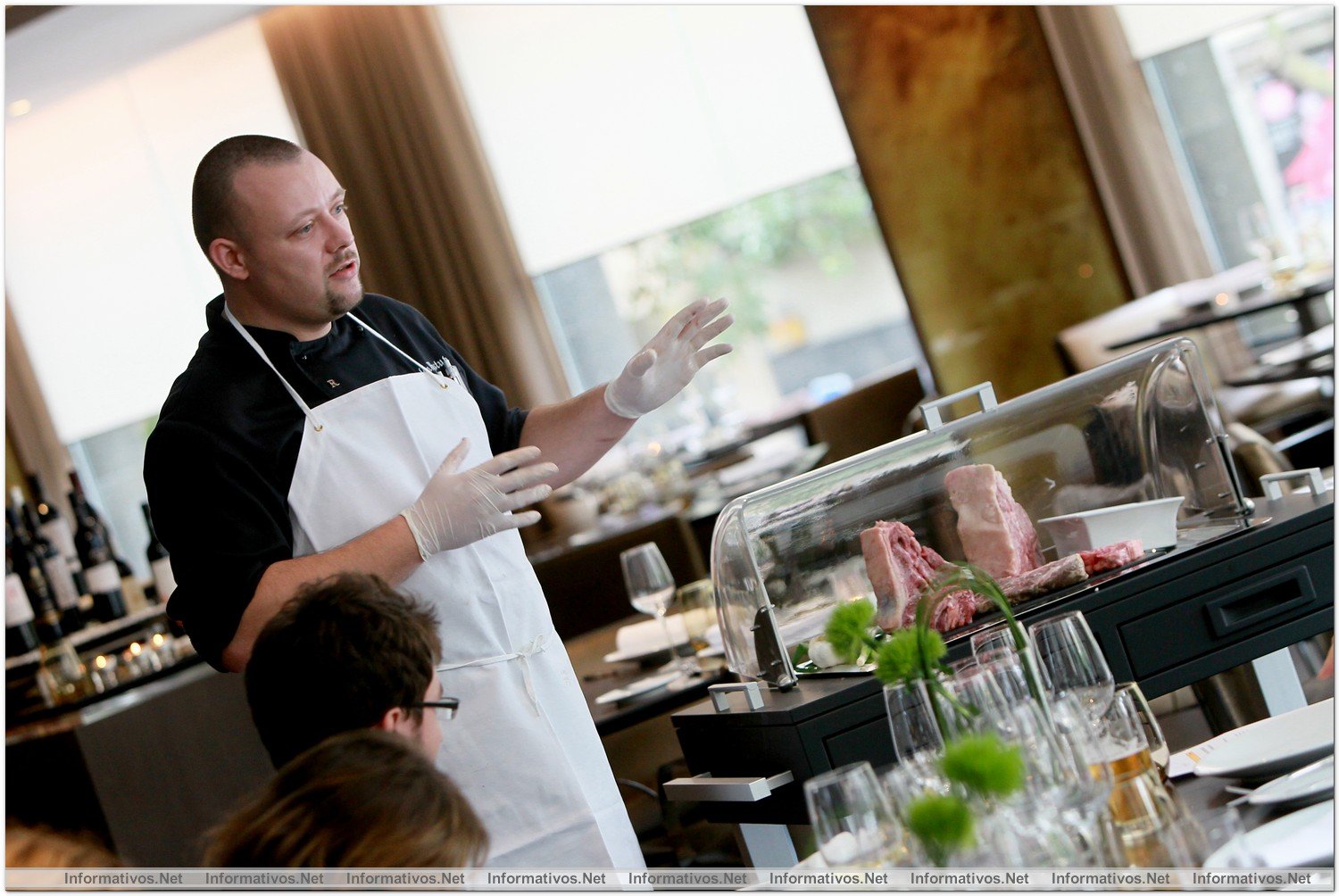 BCN11OCT012.- El “Cru Restaurant & Steakhouse” del Renaissance apuesta por la Black Angus de Arkansas. Stefan Wystup, chef