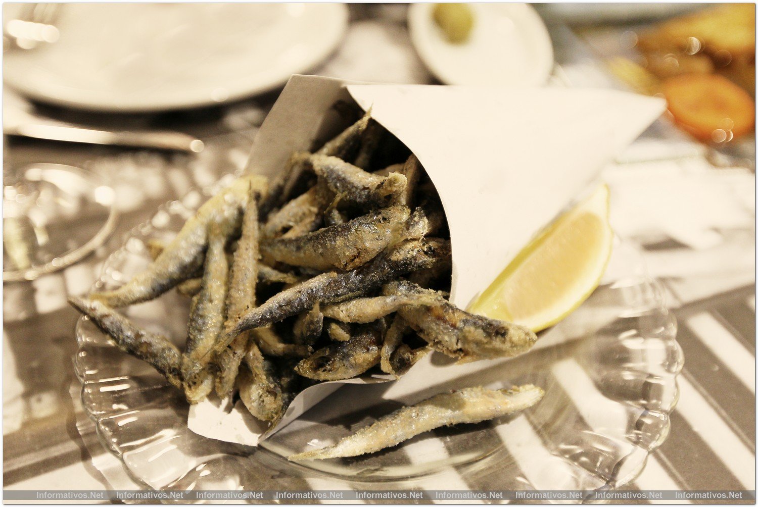 BCN30OCT012.- Restaurante L´Ostia, en el corazón de la Barceloneta. Boquerones fritos servidos en canuto, como antaño. Se servían así para poder llevárselos
