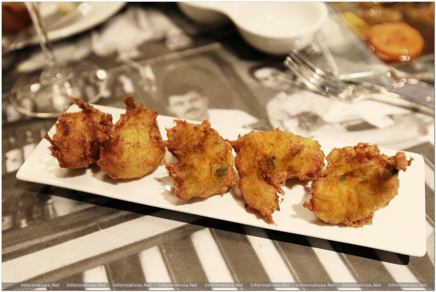 BCN30OCT012.- Restaurante L´Ostia, en el corazón de la Barceloneta. Buñuelos de bacalao