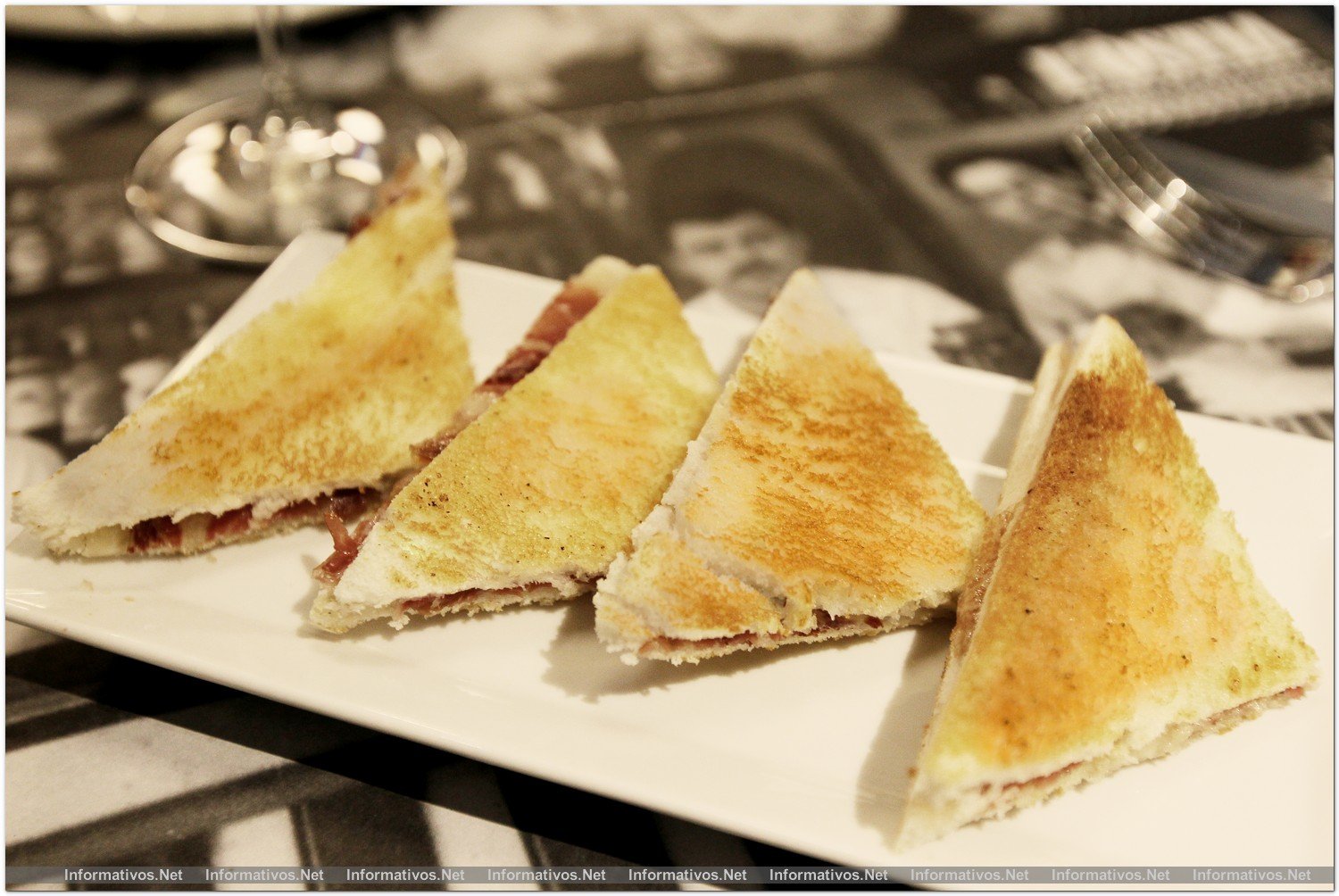 BCN30OCT012.- Restaurante L´Ostia, en el corazón de la Barceloneta. Una de las especialidades: el sandwich de jamón de jabugo y queso fundido