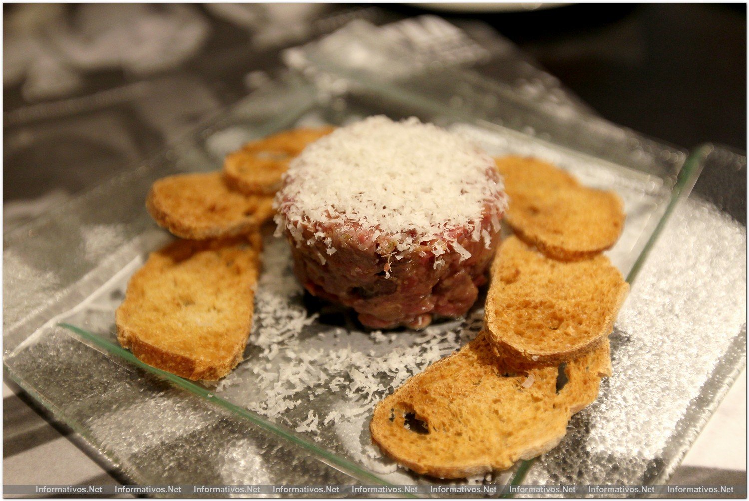 BCN30OCT012.- Restaurante L´Ostia, en el corazón de la Barceloneta. Mini steak-tártar con polvo de queso parmesano