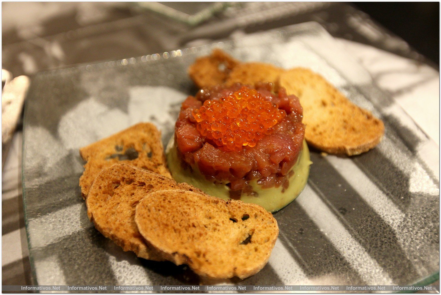 BCN30OCT012.- Restaurante L´Ostia, en el corazón de la Barceloneta. Tartar de atún sobre aguacates y huevas de salmón