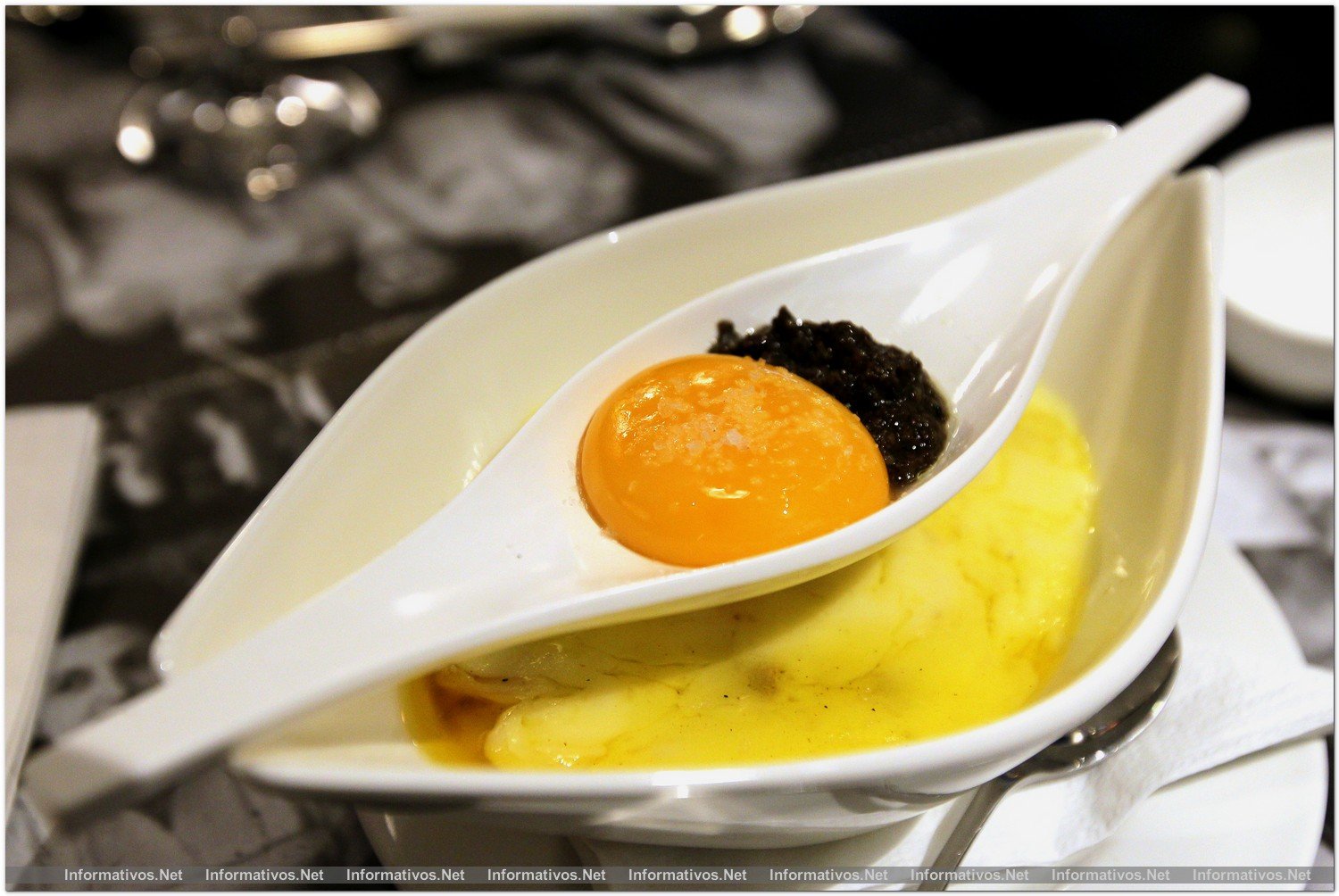 BCN30OCT012.- Restaurante L´Ostia, en el corazón de la Barceloneta. Parmentier con tuétano, yema de huevo y trufa