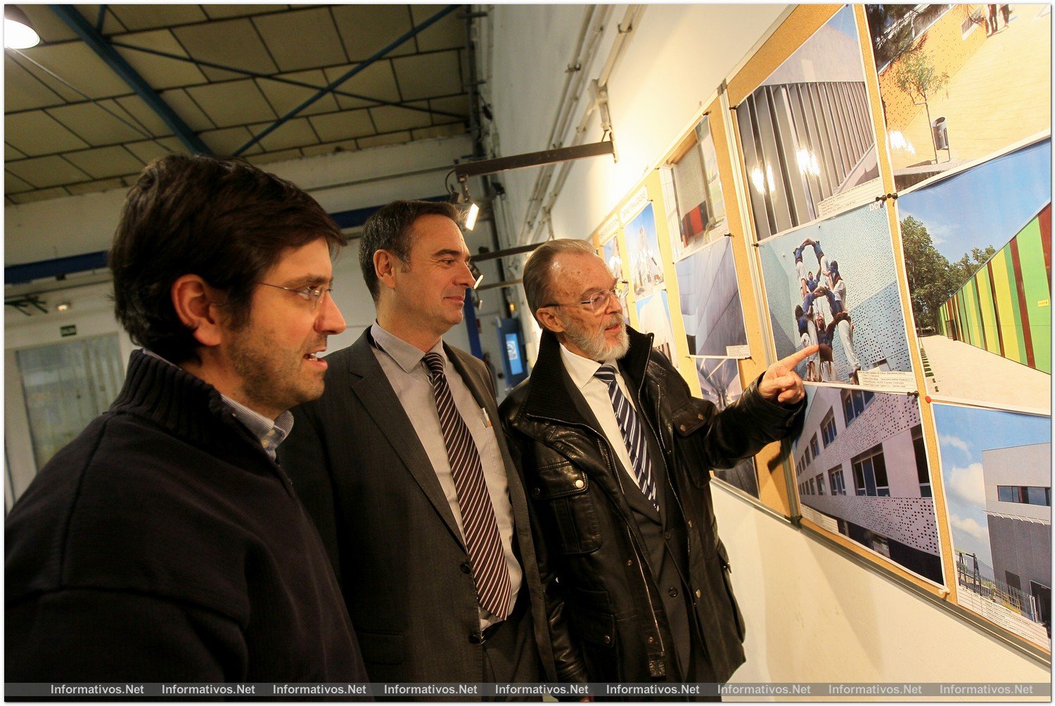 Lliça de Vall - BCN13NOV012.- Visitamos las instalaciones de CIRCA, el centro de I+D donde se diseñan y fabrican los paneles OmegaZeta. Carlos Frade junto a Guillem Masdeu, Dir. Gral Circa y el Jefe de Ingeniería recuerdan el día de la inauguración del Edificio de Cultura Castellers de Gracia, en Barcelona, cubierto con paneles OmegaZeta