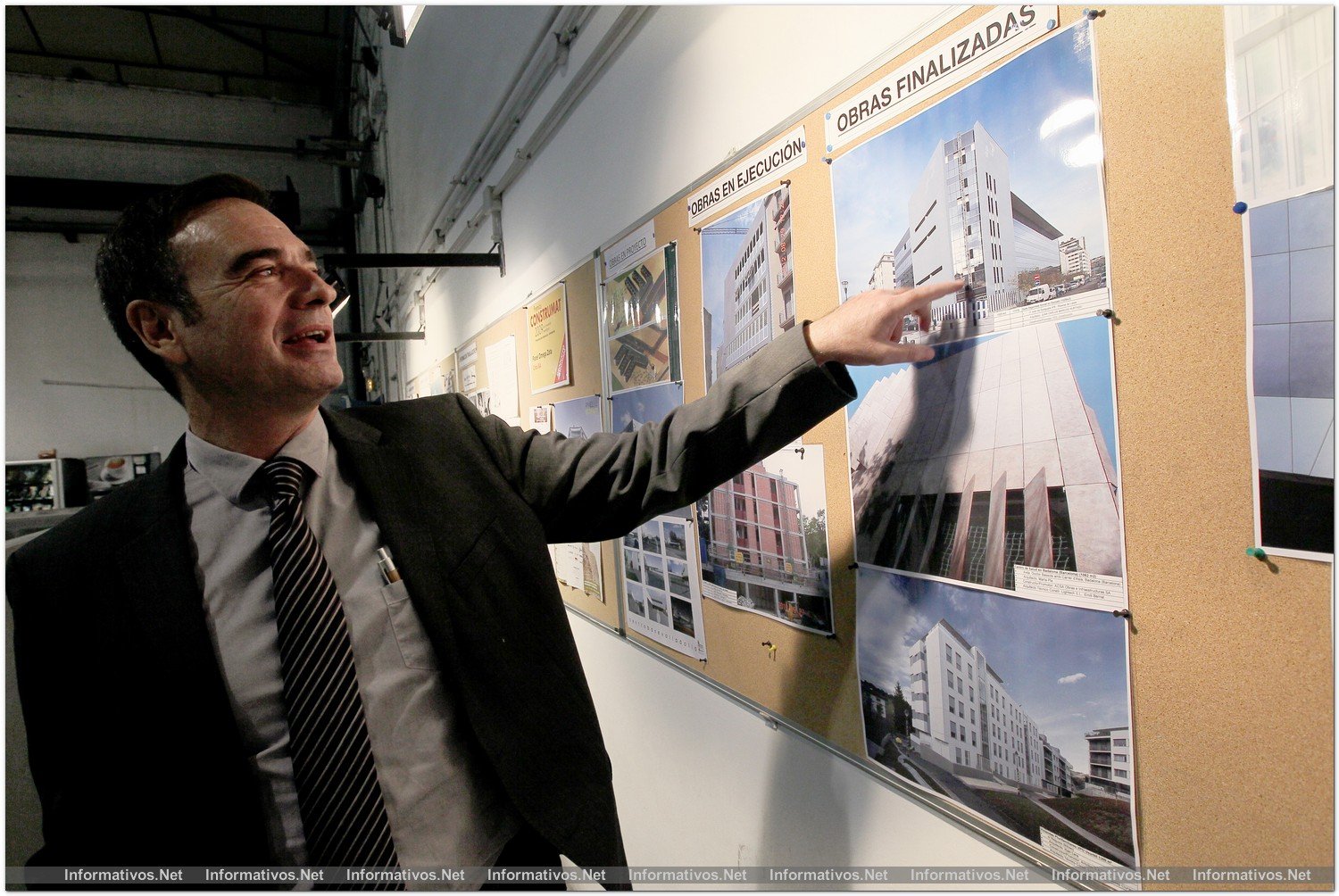 Lliça de Vall - BCN13NOV012.- Visitamos las instalaciones de CIRCA, el centro de I+D donde se diseñan y fabrican los paneles OmegaZeta. Guillem Masdeu, Dir. Gral CIRCA nos muestra la fachada de la sede de la Seguridad Social de Donosti, realizada con paneles OmegaZeta
