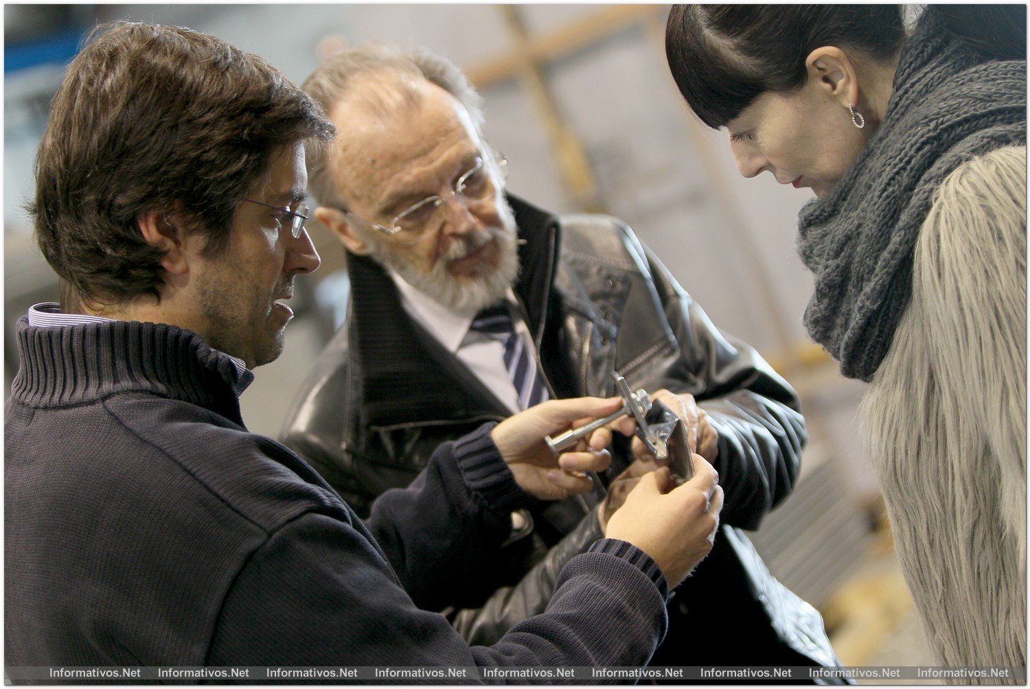 Lliça de Vall - BCN13NOV012.- Visitamos las instalaciones de CIRCA, el centro de I+D donde se diseñan y fabrican los paneles OmegaZeta. Carlos Frade junto a su Jefe de Ingeniería nos muestran la tecnología de anclaje patentada que permite la sujección y montaje de fachadas con los paneles OmegaZeta sin residuos y con una baja curva de aprendizaje por parte de los operarios