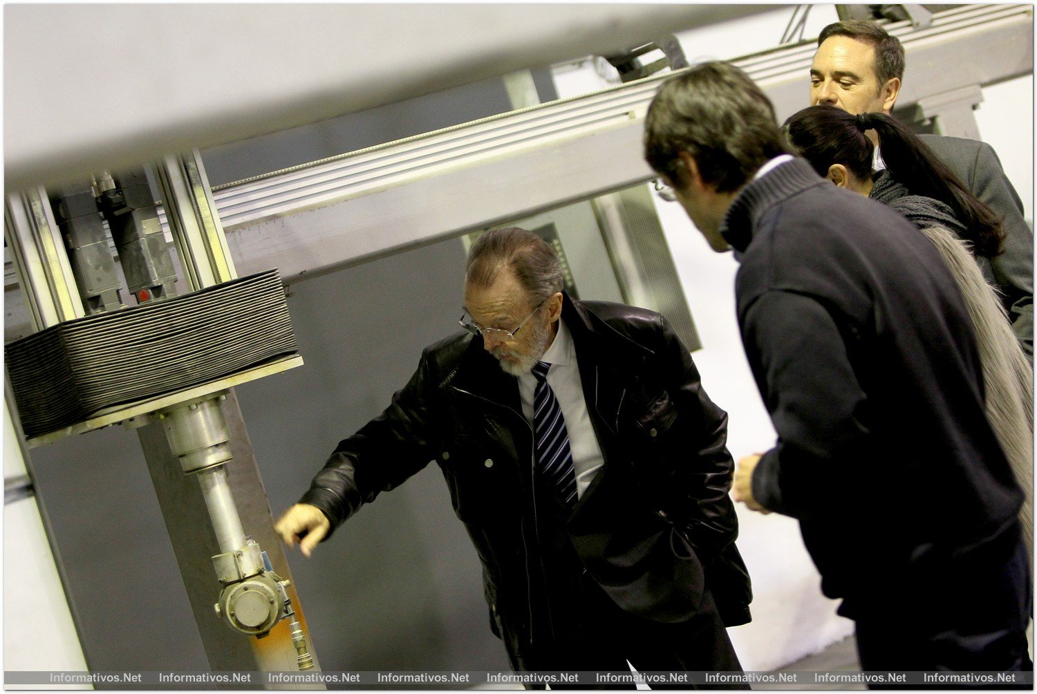 Lliça de Vall - BCN13NOV012.- Visitamos las instalaciones de CIRCA, el centro de I+D donde se diseñan y fabrican los paneles OmegaZeta. Carlos Fradera ejeció de perfecto anfitrón acompañándonos durante todo el recorrido de las instalaciones de CIRCA, comentando los aspectos más técnicos e incidiendo en su labor de apostolado por el I+D como única opción de futuro para las compañías 
