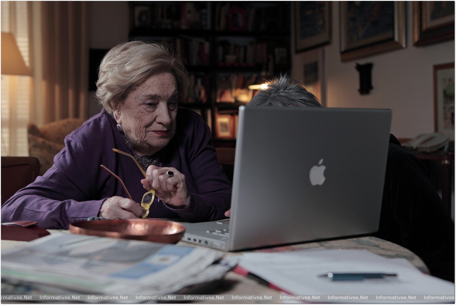 Fotograma de "Las Constituyentes" un documental de Oliva Acosta, que es un homenaje histórico a las Mujeres Parlamentarias en la Legislatura Constituyente